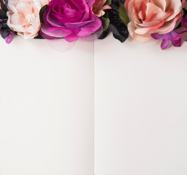 花の背景と空白のメモ帳