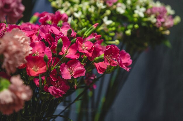 花瓶に色とりどりの花のフラワーブティック写真撮影