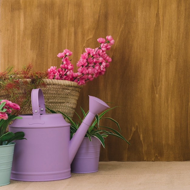 Foto gratuita composizione di fiori con oggetti di giardinaggio