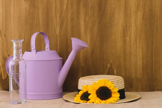 散水缶と帽子を備えた花の組成