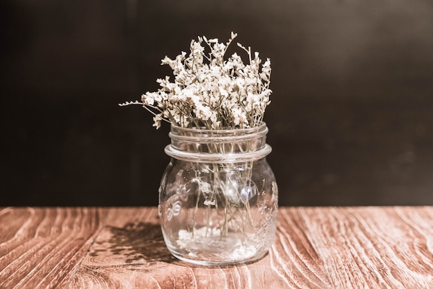 Цветок в украшении вазы на обеденном столе