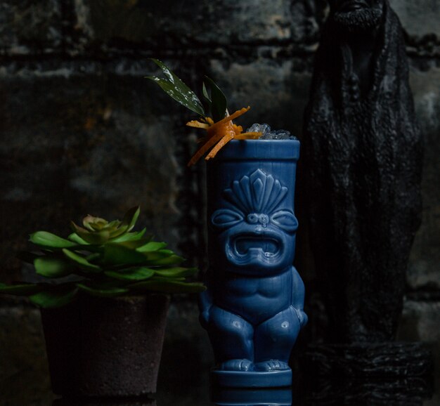 エスニック装飾された花瓶と周りのsuculentusの花植物