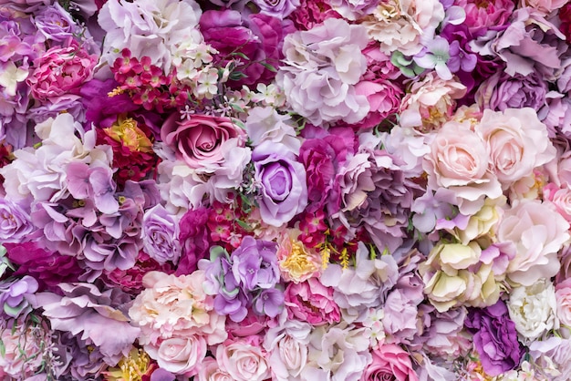 결혼식 장면 꽃 질감 배경입니다. 장미, 모란 및 수국, 인공 꽃 벽에.