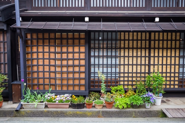 Цветы и декоративные растения перед традиционным японским домом в такаяма, япония