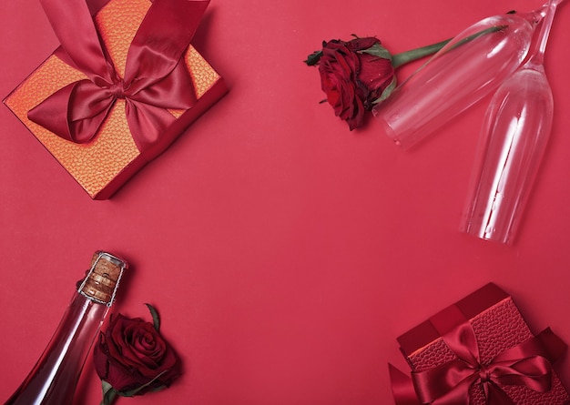 빨간 샴페인 병 및 안경에 꽃과 선물 상자