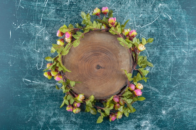 Foto gratuita fiori intorno al tabellone, su sfondo blu. foto di alta qualità