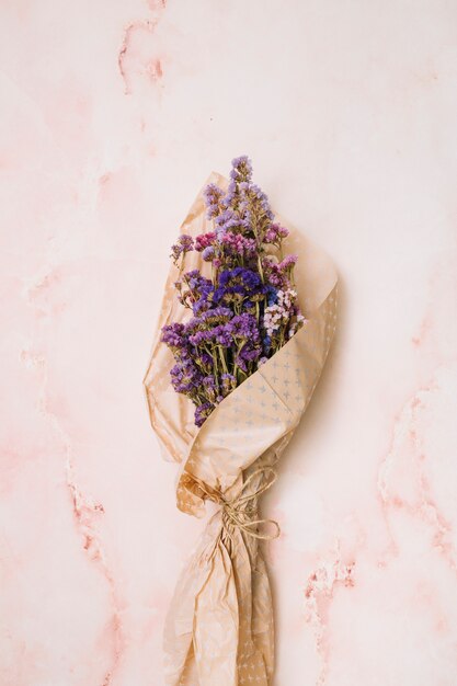 大理石のテーブルの上の包装紙の花の花束