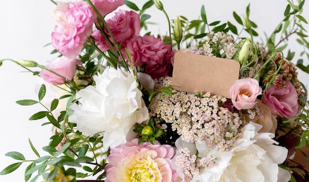 Foto gratuita bouquet di fiori con nota