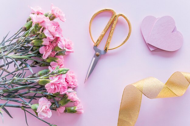 Букет цветов с бумажными сердечками на столе