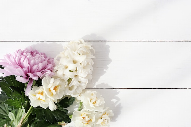 Foto gratuita mazzo di fiori su fondo di legno