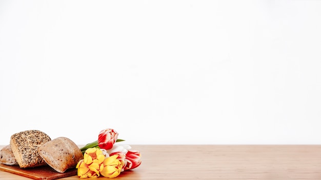 Free photo flowers and fresh buns on desk