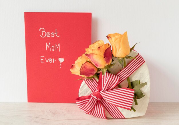 Цветы, подарок и открытка на день матери