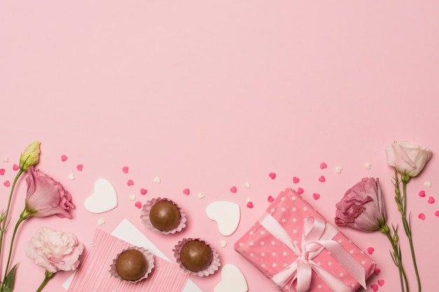 무료 사진 선물 상자와 초콜릿 사탕에 엽서 근처 꽃