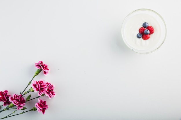 Free photo flowers near yogurt