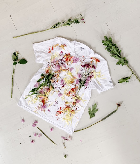 Free photo flowers petals and leaves on a t-shirt