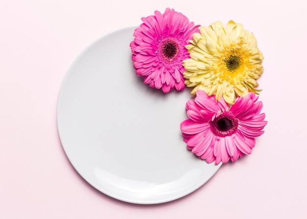 Free photo flowers and plate