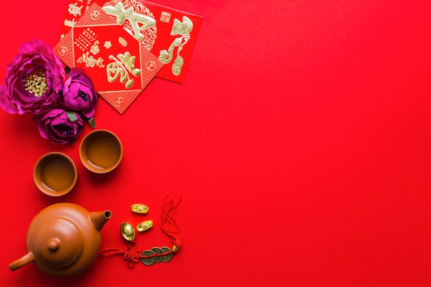 Цветы и принадлежности для чайной церемонии