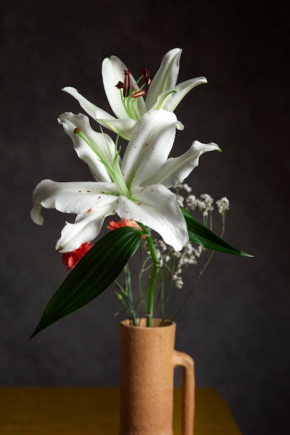 Foto gratuita vaso di fiori ancora come in stile barocco