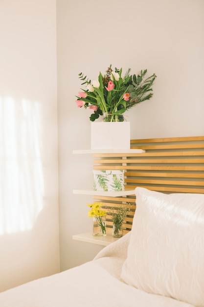 Free photo flowers in vase with blank paper