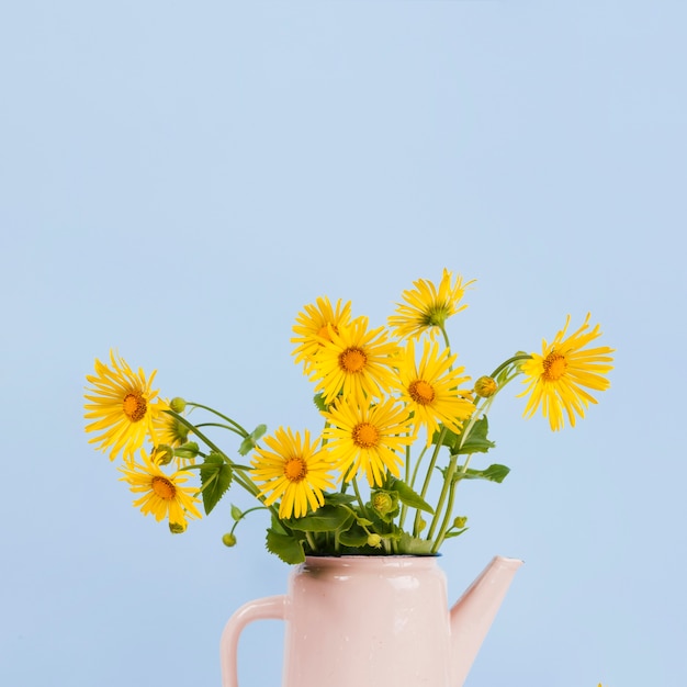 Free photo flowers in a vase