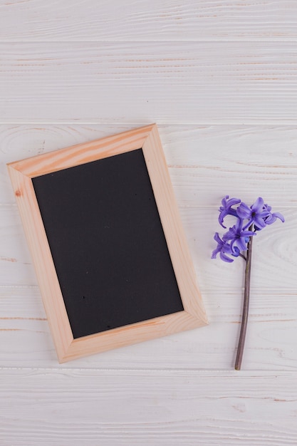 Free photo flowers with a blackboard