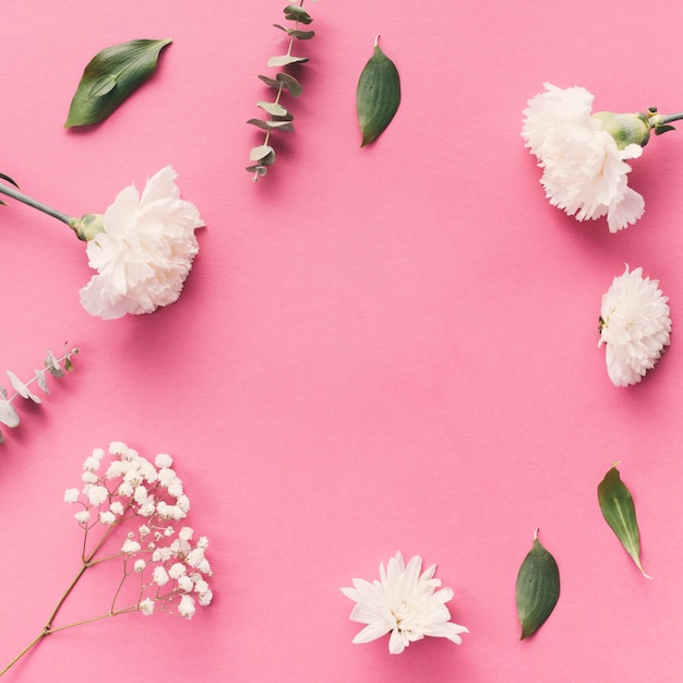 Free photo flowers with leaves scattered on table