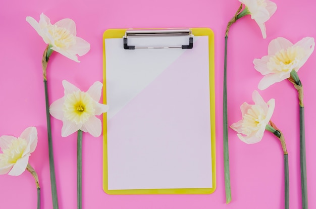 Free photo flowers with a sheet of paper