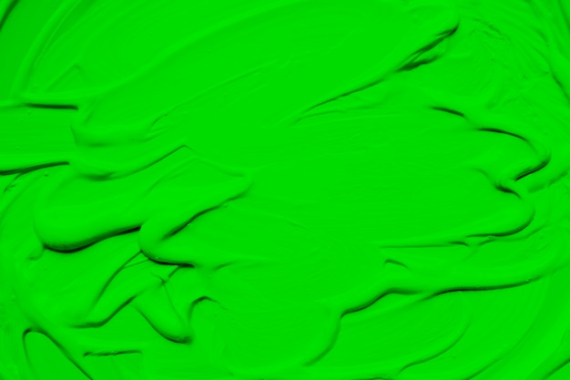 流れる鮮やかな緑色の塗料