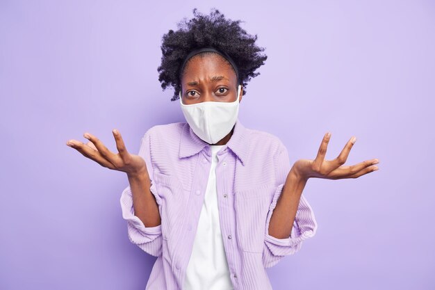 インフルエンザの流行と検疫の時間。無知な躊躇する暗い肌の女性