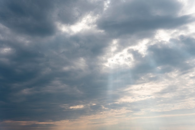 Foto gratuita soffici nuvole su un cielo blu