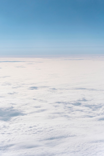 Пушистые облака видно из самолета
