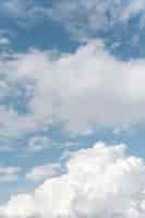 Foto gratuita soffici nuvole sul colpo verticale del cielo