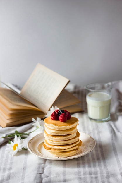 Free photo fluffy pancakes tower with forest fruit