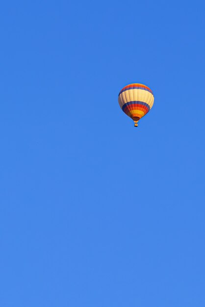 真っ青な空を飛ぶ色とりどりの気球