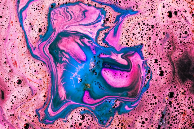 Free photo foam and bubbles on the surface of bath bomb in water