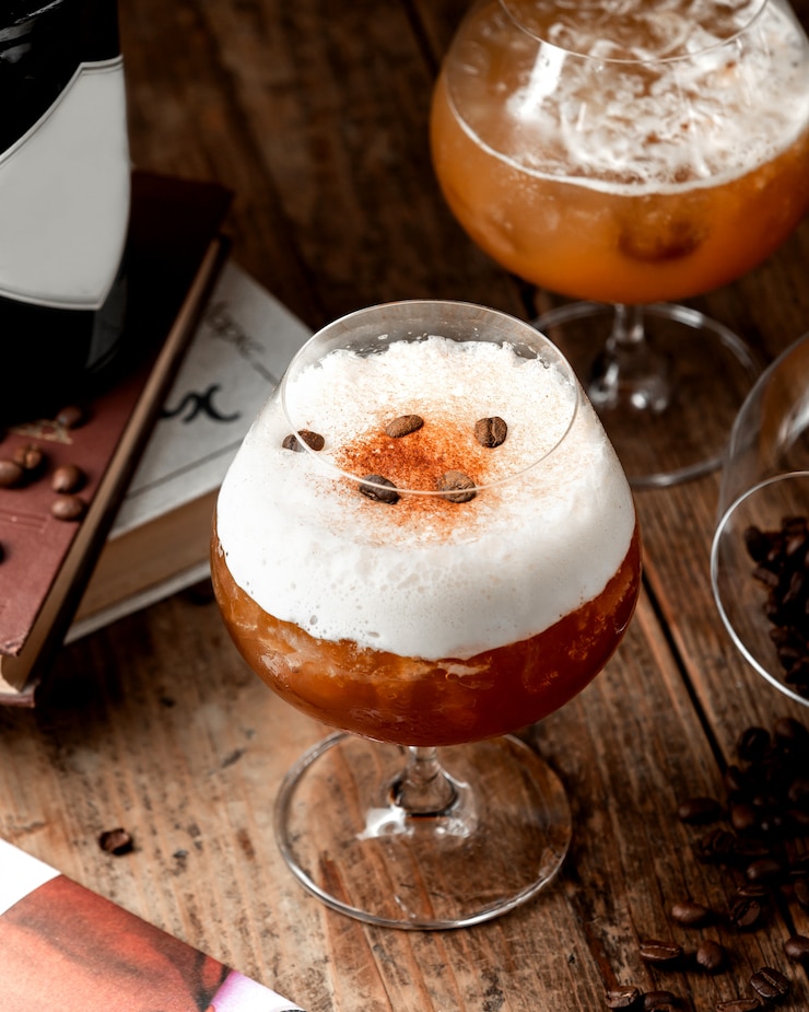 Free Photo foamy cinnamon cocktail topped with coffee beans and cinnamon powder