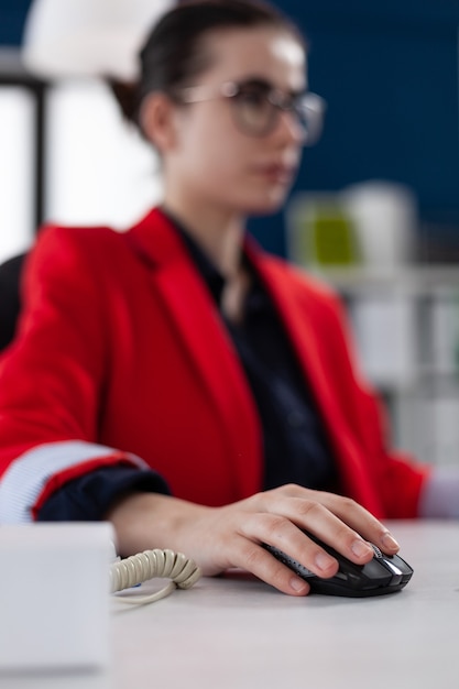 Free photo focus on hand of businesswoman holding computer mouse