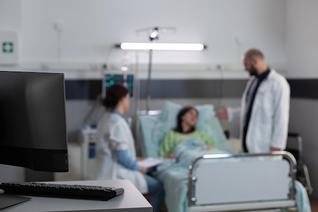 병원 병동에서 의료 진단 및 판독 실험실 결과에 사용되는 개인용 컴퓨터에 중점을 둡니다. 환자 침대 옆에서 의사와 간호사가 임상 영상 진단에 사용하는 키보드 및 화면.