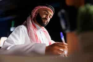 Free photo focused arab entrepreneur at home office