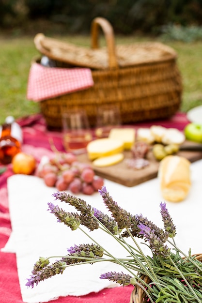 Free photo focused bouquet of lavender next to picnic goodies