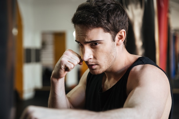 Сосредоточенный тренировка боксера в спортзале