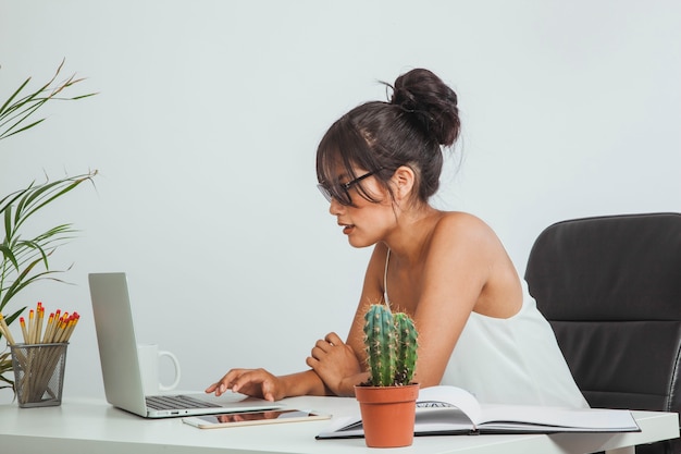 Free photo focused businesswoman working in the office