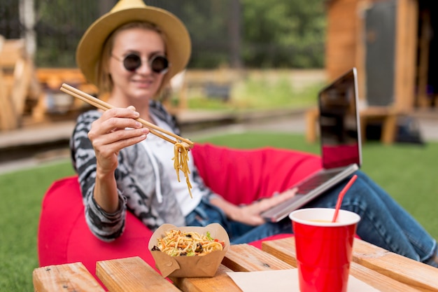 Foto gratuita alimento cinese messo a fuoco con la tazza di succo