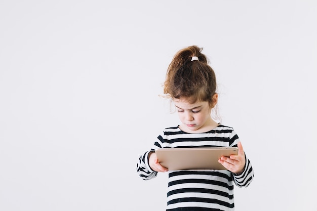 Free photo focused girl using tablet