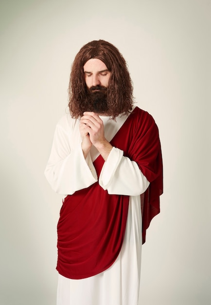 Free photo focused jesus praying with eyes closed