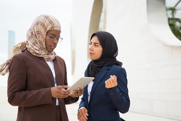 プロジェクトの詳細を説明する集中的なイスラム教徒のビジネス女性