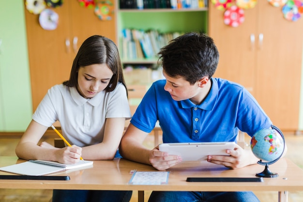 学校で集中している学生