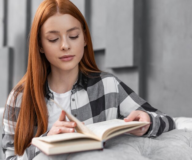 Free photo focused woman reading book