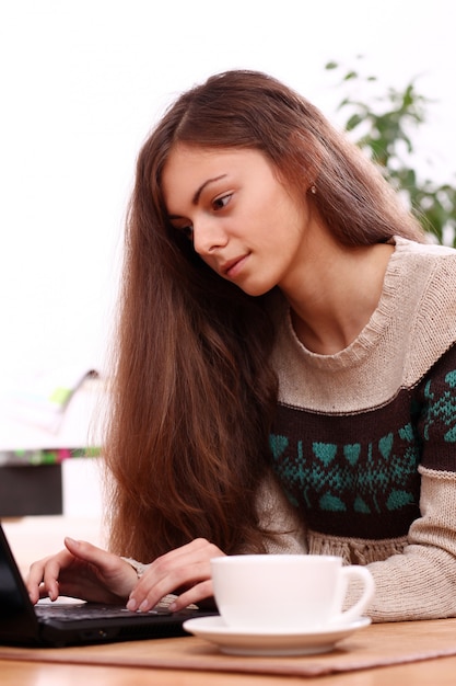 Donna concentrata che lavora a casa