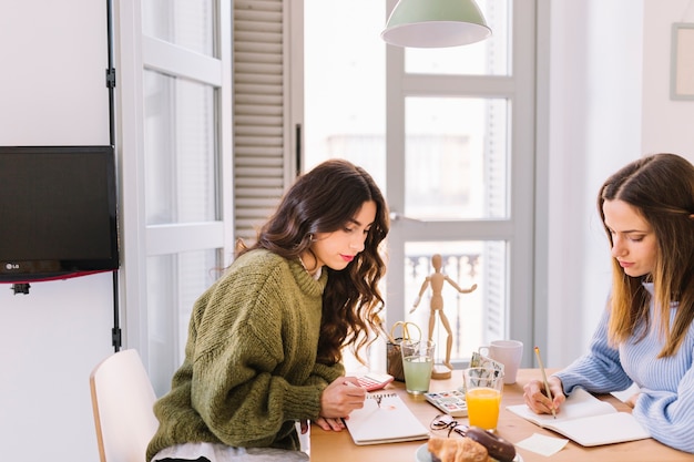 Free photo focused women drawing together